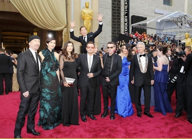 cumberbatch photobomb