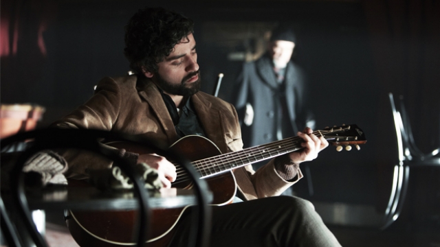 Inside-Llewyn-Davis-Llewyn-and-Guitar